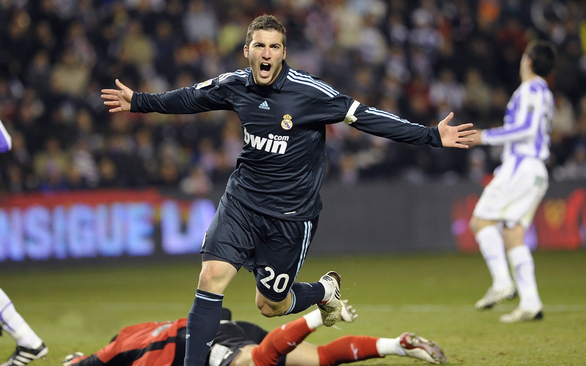 猛烈对抗!国内足球胜负命运多舛,中国足球队胜负