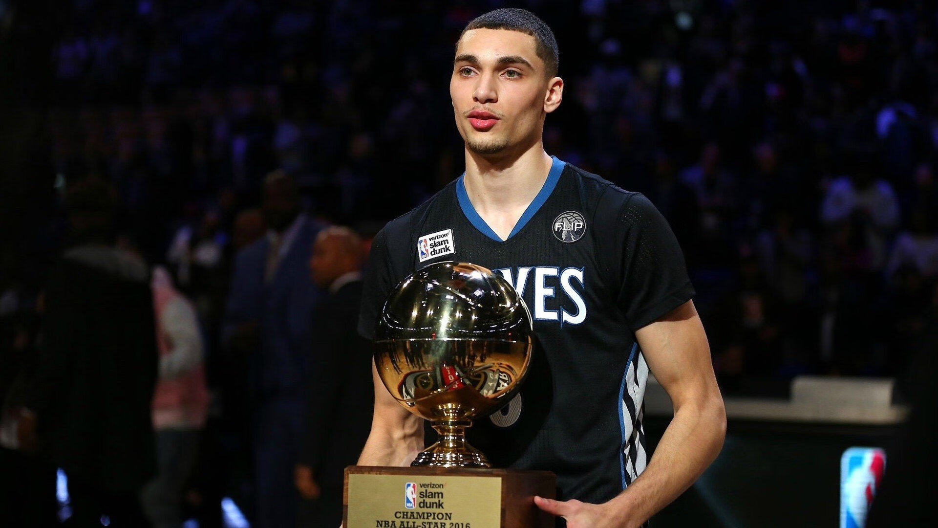 瑞士女足球员雪地铲球太猛,把对手铲进雪堆,瑞士女足国脚